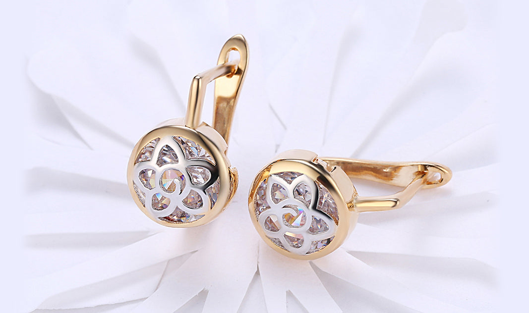 14K Gold Plating White Daisy Design Circular Clip On Earrings